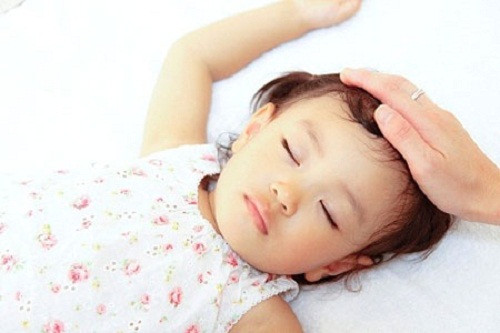 Hạ sốt. Mẹ có thể hạ sốt cho con bằng nhiều cách như uống thuốc, chườm mát cho bé bằng khăn ướt. Lau khô mồ hôi. Để con nằm nơi thoáng mát, mặc quần áo mỏng. Nới lỏng quần áo và bỏ bớt chăn cho bé khi đang sốt cao. Lau bằng khăn ướt nước ấm, tuyệt đối không sử dụng nước lạnh do có thể dẫn tới tình trạng bệnh nặng hơn do bé bị co mạch máu ngoài da. Có thể cho bé uống thuốc hạ sốt, tuy nhiên cần chọn đúng loại thuốc và dạng thuốc.