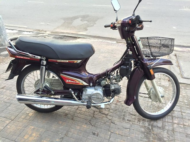 Chiếc Honda Dream 2 đời 1999, nhập khẩu nguyên chiếc từ Thái Lan. Chủ xe cho biết, nó mới chỉ lăn bánh 99 km sau đó "trùm mền". Một người chơi ở TP HCM có sở thích sưu tập xe độc vừa mua lại, mức giá không được tiết lộ.