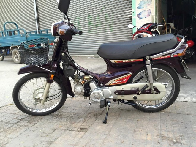 Các chi tiết của xe như con ốc, tem, ống pô, cặp vành, bình xăng... vẫn còn nguyên vẹn.
