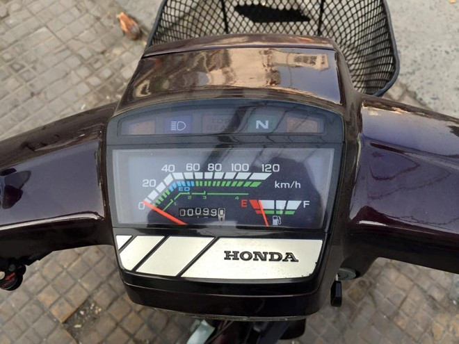 Đồng hồ trên xe dừng lại ở 99 km.