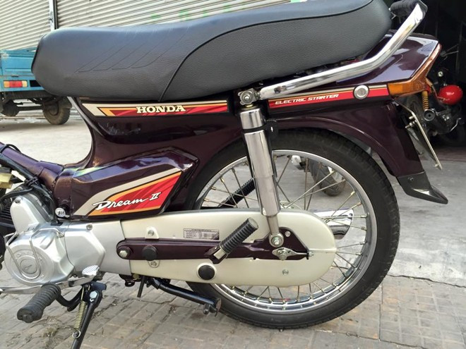 Tem xe màu đỏ dành cho những chiếc Honda Dream 2 đời cuối sản xuất ở Thái Lan. Xe sử dụng động cơ 100 phân khối, hộp số là loại 4 số tròn, khởi động bằng nút đề và cần đạp. Cả hai bánh trước và sau đều được trang bị phanh đùm.