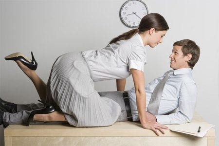 Số ngày tăng ca tăng. Rất nhiều người đàn ông sau khi có “niềm vui mới” thường tăng số lần tăng ca, số lần “tăng ca” này không phải là làm thêm công việc mà tăng thời gian để bên tình yêu mới. Không ít phụ nữ tin vào lý do tăng ca này.