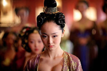 Phương pháp thứ 4: Xem lông mày và ngực. Lông mày của người phụ nữ mất trinh tiết thì lông mày sẽ dựng thẳng hơn bình thường, còn phụ nữ trinh tiết lông mày sẽ áp sát theo da. Còn phần ngực của phụ nữ còn trinh tiết sẽ căng tròn, đàn hồi, hơi thẳng, phụ nữ mất trinh thì bộ phận ngực có xu hướng chảy sệ. Ngày nay, khoa học khẳng định các đặc điểm này không liên quan đến trinh tiết.
