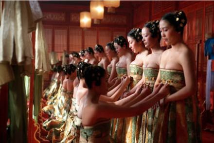Phương pháp 1: Triệu kiến nữ hộ sinh. Trong cuốn “Tạp sự mật tân” ghi chép lại, Hán Hằng đế vì muốn bảo đảm “long chủng” của mình nên đã sai các nữ hộ sinh kiểm tra Lương Hoàng hậu. Các nữ hộ sinh này sẽ kiểm tra bộ phận ngực, bộ phận sinh dục, đặc biệt cần chú ý xem màng trinh còn nguyên dạng hay không, từ đó khẳng định xem người phụ nữ đó có còn là trinh nữ hay không.