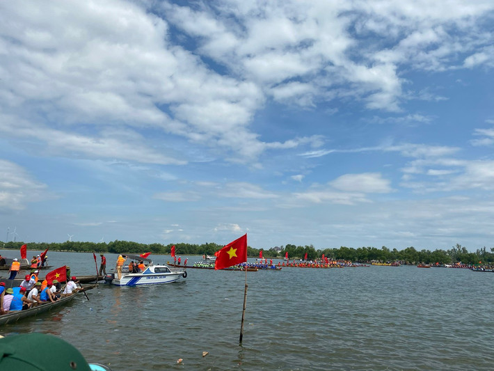 Tại huyện Quảng Ninh, không khí lễ hội cũng sôi động và hấp dẫn ngay từ thời gian này. Theo thông tin từ UBND huyện Quảng Ninh, hiện các đội đua đã thi đấu vòng loại để tiến vào vòng chung kết được chính thức khai mạc vào ngày 1/9