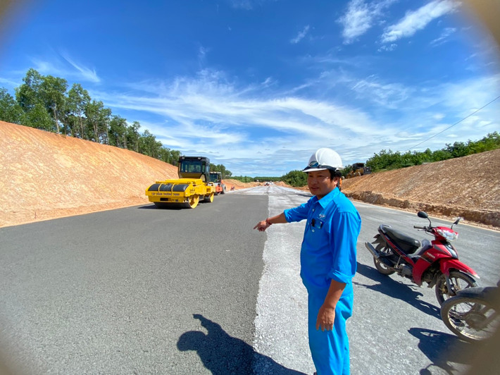 Theo báo cáo từ chủ đầu tư hiện gói thầu xây lắp XL1: Km675+400 - Km708+350, đường công vụ nội tuyến đã thi công 22,0/29,8km. Đồng thời với tinh thần mặt bằng sạch đến đâu triển khai đường công vụ đến đó. Tuy nhiên, hiện một số đoạn chưa triển khai được do mặt bằng đang trong cảnh xôi đỗ.