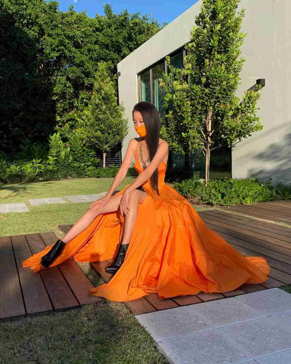 Không chỉ chinh phục người hâm mộ ở mảng thời trang, Vera Wang còn khiến đám đông trầm trồ bởi thân hình đẹp mướt ở tuổi 73. Ở tuổi này, nhiều người sở hữu làn da nhăn nheo, nám, đồi mồi và chảy xệ thì Vera Wang vẫn tự tin thả dáng với hình thể nuột nà như gái đôi mươi.