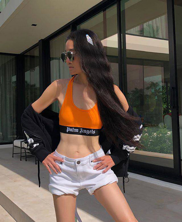 Trước Vera Wang thường tắm bằng vòi sen nhưng hiện tại bà thích tắm bồn hơn. Theo “phù thủy váy cưới”, tắm bồn vừa giúp làm sạch vừa giúp cơ thể được thư giãn, sữa tắm thẩm thấu nuôi dưỡng da. Một điều vô cùng quan trọng khác là quý bà 73 tuổi không bao giờ bỏ qua công đoạn chống nắng. Những sản phẩm Vera chọn không có độ SPF quá cao, chỉ ở mức 30 song có công dụng dưỡng ẩm.
