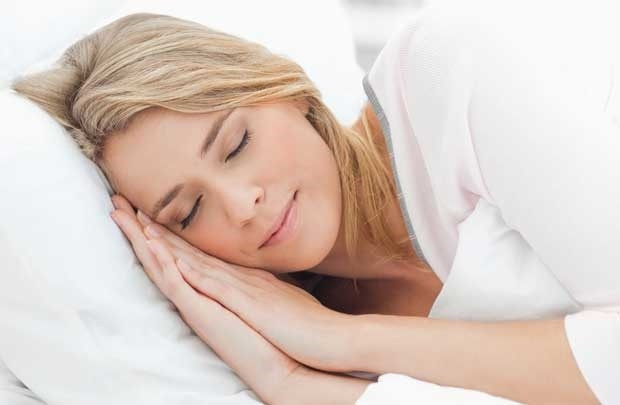 Ngoài việc ăn uống đầy đủ, bạn cũng cần phải chú ý ngủ đủ giấc mỗi ngày để duy trì sức khỏe tốt nhất trong suốt những ngày thi căng thẳng. Ảnh: tumblr.