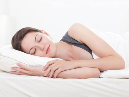 Đặc biệt, trước ngày đi thi, bạn nên ngủ sớm và để cho đầu óc thật thoải mái, thư giãn. Ảnh: alobacsi.