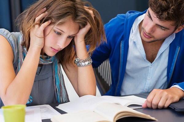 Quá căng thẳng hay mất bình tĩnh sẽ chỉ khiến bạn cảm thấy mệt mỏi, chán nản, gây bất lợi cho chính bạn trong kỳ thi mà thôi. Ảnh: ex-cdn.