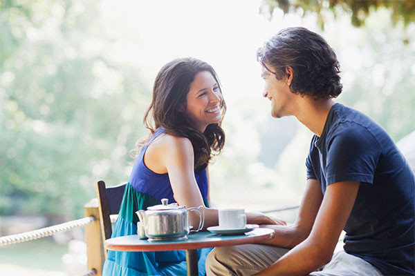Dành thời gian để nói chuyện với một người bạn hay những người thân cũng là một cách để bạn giải tỏa căng thẳng trong thời gian thi cử. Ảnh: blogspot.