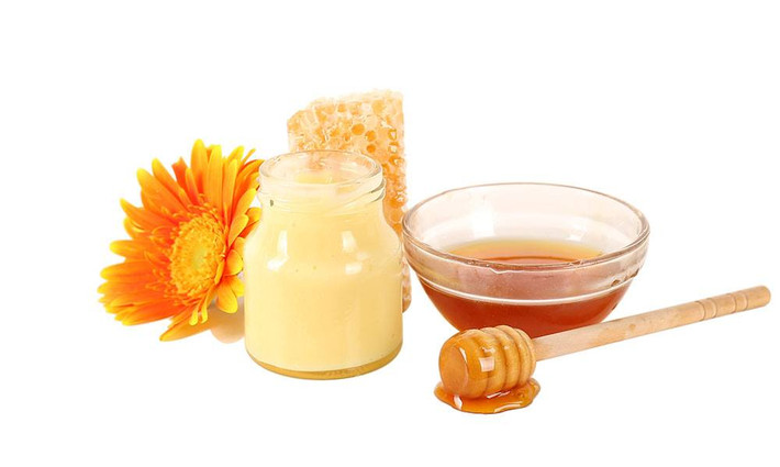 Sữa ong chúa chứa tới 18% là protein, 17 - 18% đường, 5,5% chất béo cùng với hơn 22 loại axit amin, nhiều nguyên tố vi lượng cần thiết cho cơ thể con người. Ảnh: honeco.