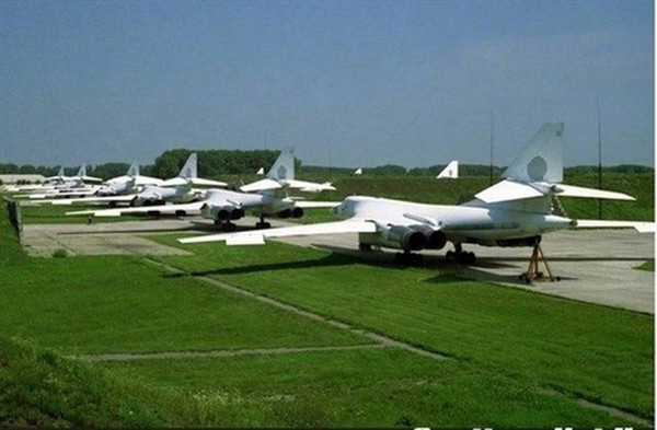 Ngay cả bộ phận chính của lực lượng hàng không tầm xa không quân Liên Xô cũng nằm ở Ukraine với 19 máy bay ném bom chiến lược Tu-160 và 23 chiếc Tu-95MS. Ngoài ra còn có 6 máy bay chống ngầm Tu-142, được tạo ra trên cơ sở Tu- 95, 56 máy bay ném bom tầm trung Tu-22M3, 72 Tu -22 cải tiến sớm, 67 Tu-16, 21 máy bay tiếp dầu Il-78.