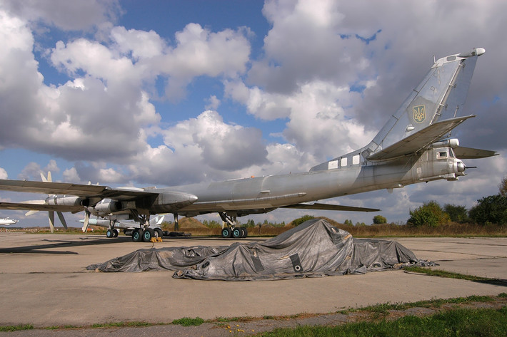 8 chiếc Tu-160, 3 Tu-95MS và 581 ALCM X-55 chiến lược đã được chuyển giao cho Nga để thanh toán các khoản nợ khí đốt. 487 chiếc X-55 còn lại và tất cả những chiếc Tu-160/95MS/142/22/16 còn lại đã bị loại bỏ (ngoại trừ một vài chiếc được chuyển đến viện bảo tàng).
