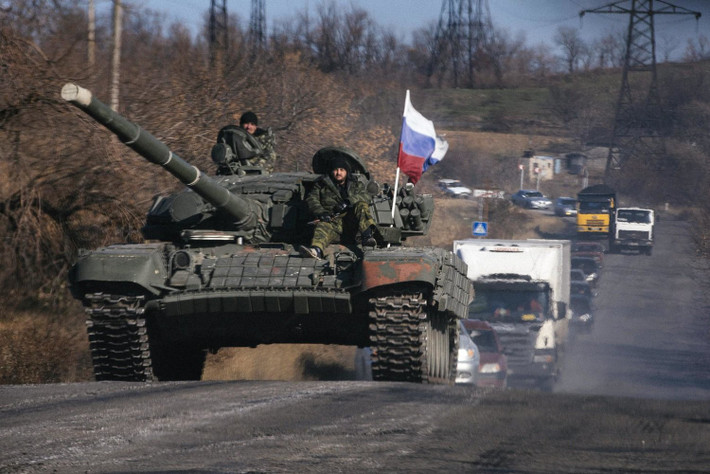 Phương án thứ hai phù hợp hơn một chút. Vì hơn 600 nghìn công dân Nga hiện đang sống ở Donbass, Bộ Quốc phòng Nga có thể gửi quân trực tiếp, điều động lực lượng vũ trang trở lại khu vực Donbass, điều này được gọi là "kịch bản Ossetia".