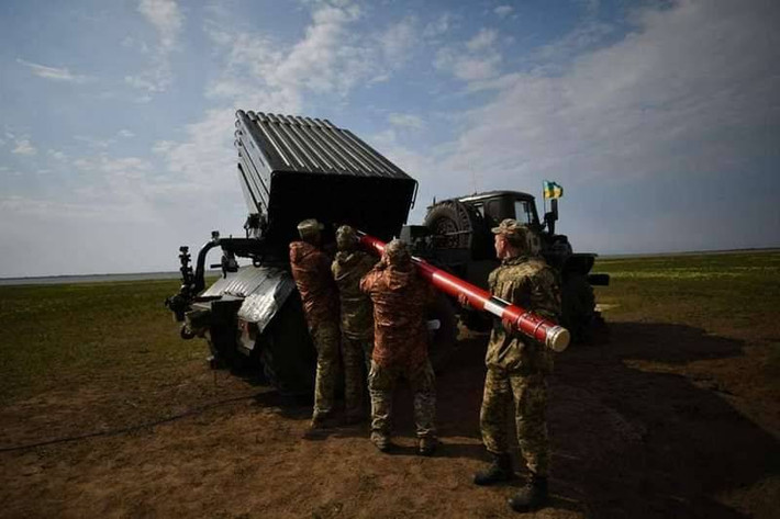 Lực lượng vũ trang Ukraine đã tập trung ở Donbass gần 90.000 quân với 450 xe tăng, khoảng 2.500 xe chiến đấu bộ binh và xe bọc thép chở quân, 1.050 đơn vị pháo và súng cối, 250 tổ hợp pháo phản lực MLRS "Verba" và "Alder", 5 tổ hợp tên lửa OTRK "Tochka-U".