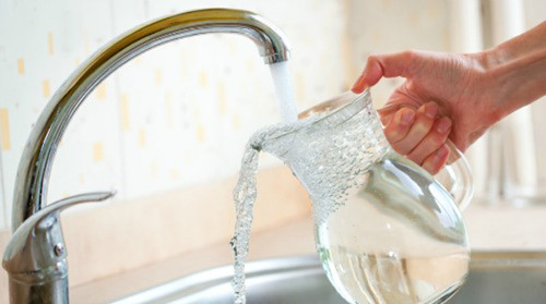 2. Nước máy chưa đun. Nước máy được khử trùng bằng clo và một số hóa chất khác như chloroform, hydrocabon halogen. Uống nước máy chưa đun sôi thời gian dài khiến những chất này có cơ hội thâm nhập cơ thể, tích tụ làm tăng nguy cơ ung thư trực tràng và một số loại ung thư khác. May mắn thay, đun sôi nước máy trên 100°C sẽ khiến các chất có hại bốc hơi, an toàn hơn để uống.