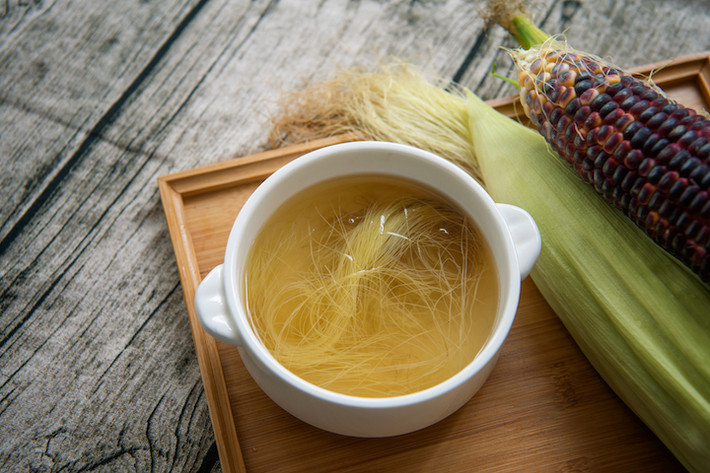 Bạn có thể dùng nước râu ngô uống thay nước hàng ngày sẽ thấy các nốt nhiệt miệng sẽ không còn sưng đau chỉ sau 2 ngày. Ảnh: meohay.
