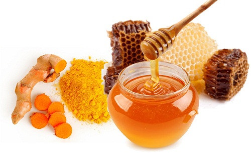 Bên cạnh đó, bạn có thể kết hợp mật ong và nghệ để chữa trị nhiệt miệng mà không cần dùng thuốc. Ảnh: dacsan47.