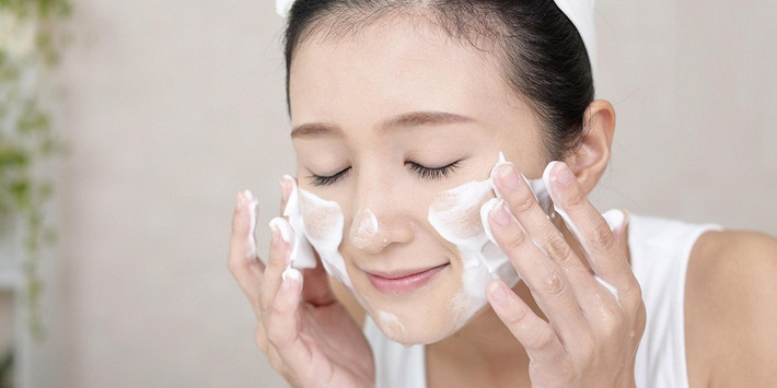 Loại sữa rửa mặt này cũng cần bảo đảm khả năng điều tiết sản xuất dầu để không làm da mặt bạn bị khô. Ảnh: tgdd.
