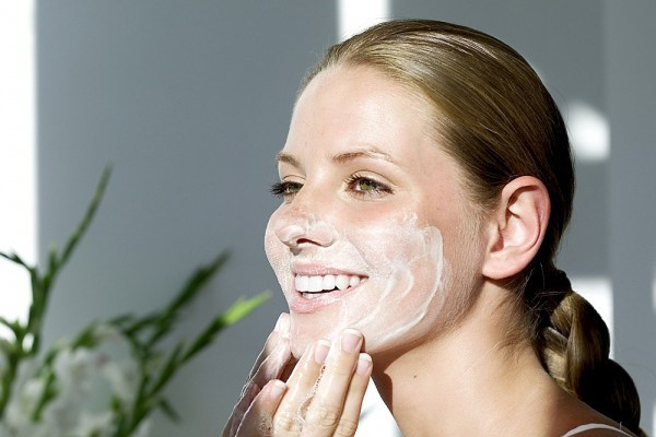 Vì vậy, bạn có thể lựa chọn những sản phẩm có tác dụng chống lão hóa, làm săn chắc da và có chứa các thành phần dưỡng ẩm. Ảnh: jamja.