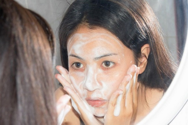 Với những người này, nên lựa chọn loại sữa rửa mặt phù hợp giúp loại bỏ bụi bẩn và tạp chất mà không làm mất đi lớp dầu tự nhiên của da. Ảnh: tamtrangkentam.