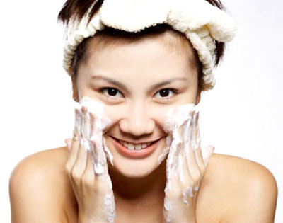 Với những người sở hữu làn da thường, việc lựa chọn một loại sữa rửa mặt phù hợp sẽ dễ dàng hơn rất nhiều so với người có làn da khô, da dầu và da nhạy cảm. Ảnh: cdn.
