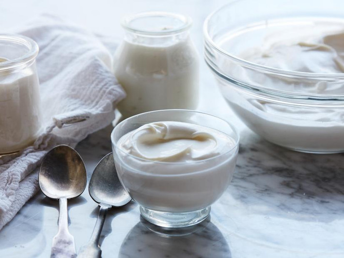 Sữa chua giúp giảm lượng hợp chất sulfite gây ra mùi. Ngoài ra, vitamin D có trong sữa chua giúp chống lại vi khuẩn có trong miệng, do đó làm giảm mùi hôi miệng. Ảnh: sndimg.