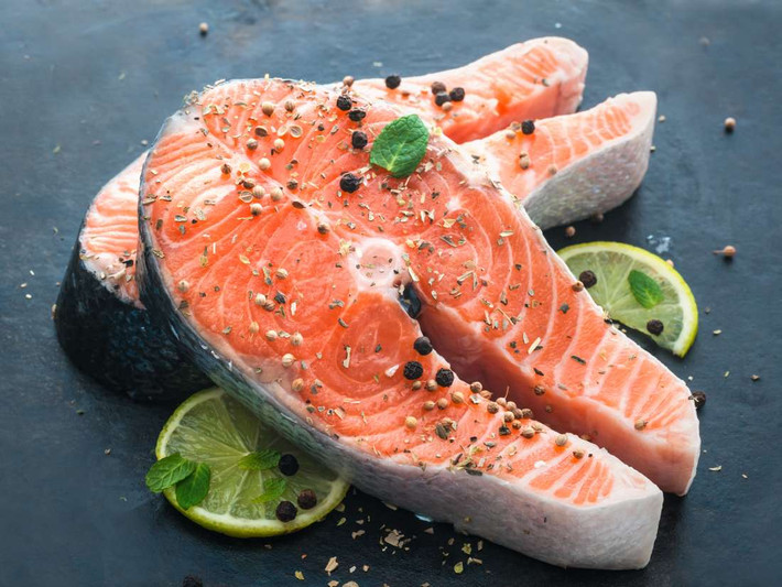 Các loại cá béo chứa axit béo omega-3 có thể thúc đẩy giảm béo. Cá cũng rất giàu protein, giúp bạn cảm thấy no và tăng tốc độ trao đổi chất trong quá trình tiêu hóa. Ảnh: medicalnewstoday.