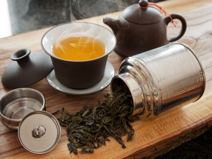 Trà ô long chứa caffeine và catechin, cả hai đều được chứng minh có khả năng tăng tỷ lệ trao đổi chất và thúc đẩy giảm béo. Ảnh: organicfacts.