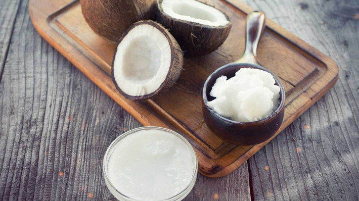 Dầu dừa rất giàu MCT, có thể làm tăng sự trao đổi chất của bạn, giảm sự thèm ăn, thúc đẩy giảm mỡ và giảm nguy cơ bệnh tim. Ảnh: wp.