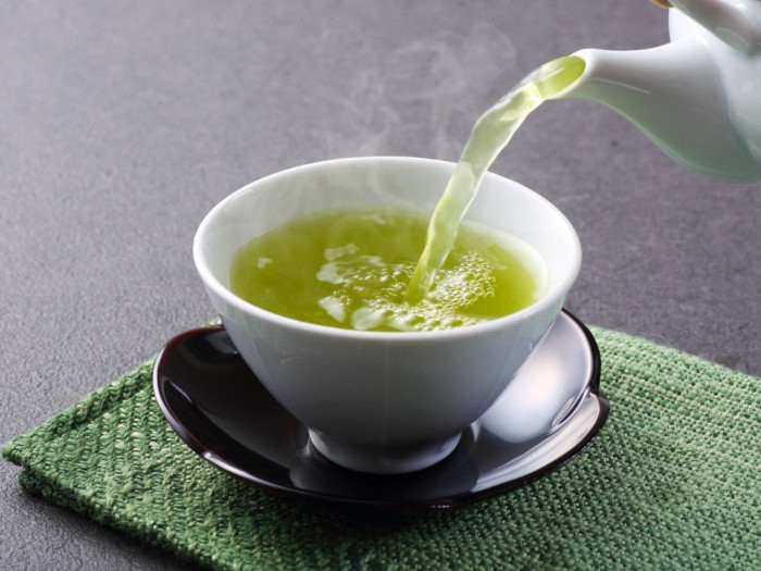 Trà xanh có chứa caffeine và EGCG, cả hai đều có thể tăng cường trao đổi chất, thúc đẩy giảm cân, bảo vệ sức khỏe tim mạch và giảm nguy cơ ung thư. Ảnh: organicfacts.
