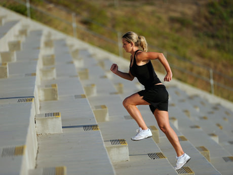 Leo cầu thang giúp cơ thể chúng ta sản xuất endorphin - một loại hormone được biết đến là có khả năng tạo cảm giác hạnh phúc. Ảnh: etimg.