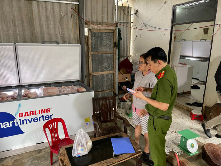 Tại cơ quan công an, chị Nhiên khai nhận số hàng hóa trên chị nhập về có nguồn gốc từ Nga, Ấn Độ nhưng không có hóa đơn chứng từ kèm theo. Số thực phẩm này, chị Nhiên bán lẻ cho các khách hàng là quán ăn, nhà hàng, dịch vụ đám cưới.