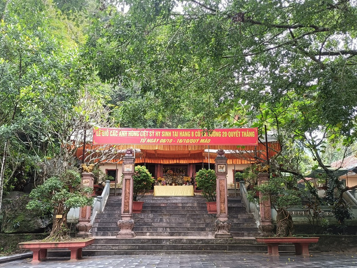 Di tích lịch sử Hang Tám Cô, hay còn gọi là Hang 8 Thanh niên Xung phong (TNXP) tại km 16, đường 20 – Quyết Thắng, nằm xã Tân Trạch, huyện Bố Trạch (Quảng Bình) là một trong những “tọa độ lửa” những năm 1971-1972. Đây là nơi 8 TNXP (4 nam, 4 nữ) quê Hoằng Hóa, Thanh Hóa, đã hy sinh trong cuộc chiến tranh chống Mỹ cứu nước.