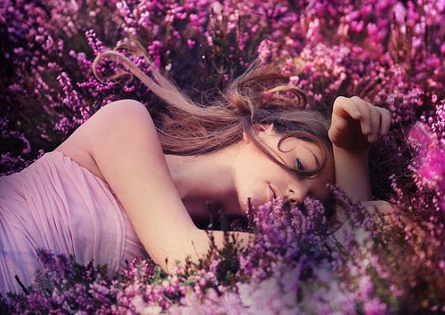 Phụ nữ có ADN mang mùi hương hấp dẫn hơn đàn ông và mỗi gen lại quyết định mùi hương cơ thể khác nhau. Đó là lý do các chàng trai luôn hấp dẫn bởi mùi hương đặc biệt của phái nữ.