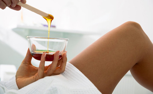 Đừng cố tự wax vùng kín tại nhà. Nếu bạn đang cố loại bỏ lông tại nhà, trừ khi bạn đã có kinh nghiệm, nếu không bạn sẽ phải đối mặt với nguy cơ da bầm tím, chảy máu...