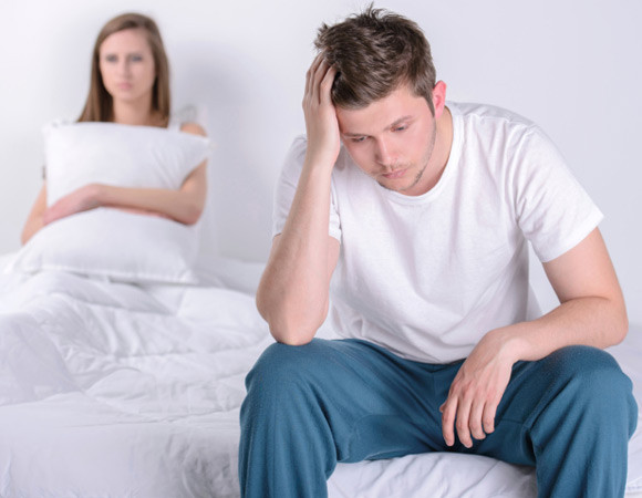 Nam giới ngáy ngủ dễ bị rối loạn cương dương. Triệu chứng ngưng thở khi ngủ có liên quan chặt chẽ đến chứng bệnh rối loạn chức năng cương dương, theo một nghiên cứu của trường Đại học Rome. Thực tế, các nghiên cứu trước đó cũng tiết lộ 60% đàn ông bị ngưng thở khi ngủ có liên quan đến chứng co mạch máu, làm giảm lưu lượng máu đến dương vật.