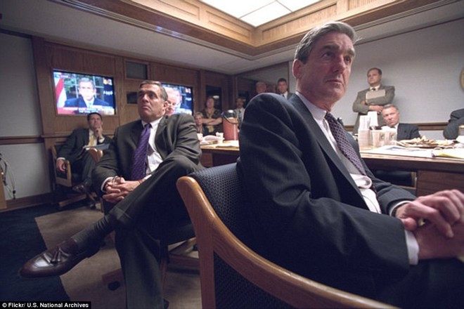 Giám đốc Cục Tình báo Trung ương Mỹ George Tenet (trái) và giám đốc Cục Điều tra Liên bang (FBI) cùng các quan chức lắng nghe bài phát biểu của Tổng thống Bush được phát trực tiếp trên truyền hình. Tổng thống cam kết sẽ tìm ra kẻ chịu trách nhiệm và đem chúng ra trước công lý vì “những hành vi đê hèn của khủng bố”. Ảnh: US National Archives.