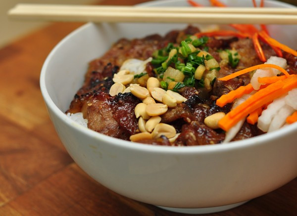 Quán bún thịt nướng tẩm mật ong 73 Hoàng Quốc Việt. Bún trộn với thịt nướng tẩm mật ong óng ả, thơm phức cùng nhiều loại rau củ thanh mát. Thời tiết nắng nóng, bún thịt nướng lại càng hợp lý. Thời tiết nắng nóng, bún thịt nướng lại càng hợp lý. 30.000 đồng/xuất khá đầy đặn, đây sẽ là bữa trưa hấp dẫn cho người mê đồ trộn. Ảnh: Zing.vn