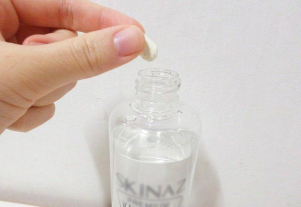 Theo như quảng cáo thì bạn chỉ cần pha 1-2 viên này với nước (hoặc nước khoáng tinh khiết càng tốt) sau đó phun lên mặt hoặc rửa trực tiếp. So với chai xịt thông thường thì sản phẩm viên nén có sự linh hoạt hơn vì bạn dễ dàng mang theo mình mỗi khi ra ngoài và sử dụng lúc nào cũng được.