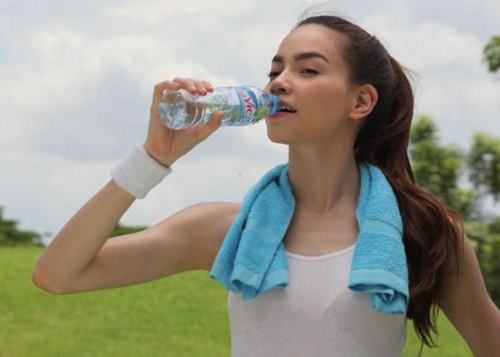Uống đủ nước. Bạn cũng nên mang theo một chai nước khi chạy bộ mùa hè, hoặc nếu không tiện thì cũng phải nhớ mang theo tiền để mua nước uống khi nghỉ giải lao.