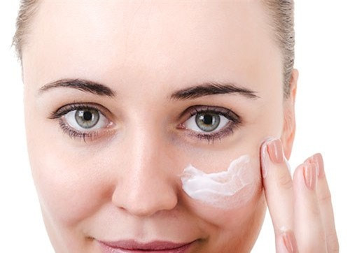 Sử dụng kem chống nắng. Tốt nhất, nên thoa kem chống nắng 30 phút trước khi bắt đầu chạy bộ. Tuy nhiên đa phần các loại kem chống nắng thường dễ trôi khi mồ hôi bắt đầu đổ, do vậy, hãy lựa chọn loại kem chống nắng chống nước.