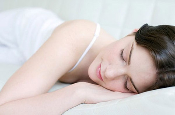 Thiếu ngủ có nghĩa là cơ thể bạn sản xuất chậm các hormone tăng trưởng của con người. Trong khi đó, hormone tăng trưởng có khả năng tái tạo, phục hồi và duy trì làn da của bạn sau khi bị hư tổn.