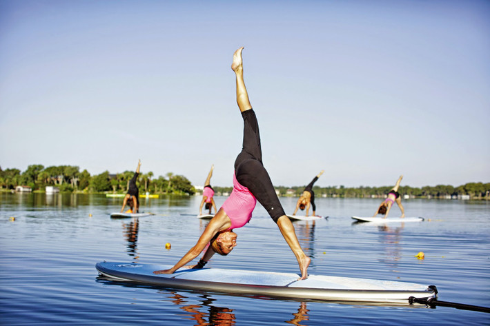 Nếu bạn bắt đầu cảm thấy thành thục và xuất sắc ở những lớp yoga bình thường, thì đó là lúc bạn nên thử tư thế này với SUP Yoga.