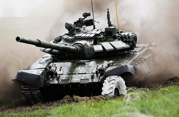 Trong ảnh là chiếc T-72B3 tham gia vòng loại trực tiếp Tank biathlon 2016 của Nga tại Chelyabinsk.
