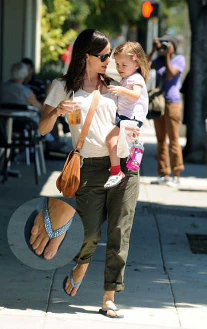 Jennifer Garner. Jennifer Garner sở hữu bàn chân khá kỳ quặc với những ngón chân bị xếp chồng chéo lên nhau. Nhiều người dự đoán đó là kết quả của việc lạm dụng giày cao gót, bó hẹp phần mũi quá nhiều.