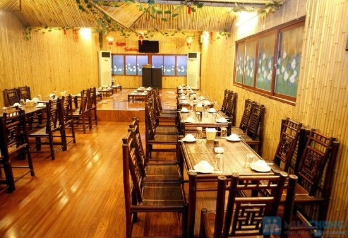 Dân Dã Quán: Địa chỉ 179A Nguyễn Tất Thành, Thanh Khê, Đà Nẵng. Những ai yêu thích sự chân chất, mộc mạc, có thể lựa chọn đến đây. Không gian và cách bài trí với bàn ghế làm từ tre trúc sẽ mang đến cho quý khách một cảm giác rất dân dã và thân thuộc. Bạn sẽ được thưởng thức những món ăn đồng quê miền Tây với nguyên liệu tươi sống rất hấp dẫn và mới lạ.