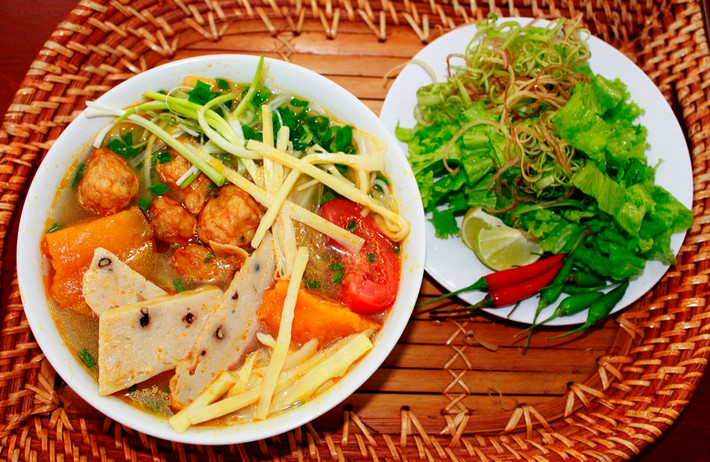Bún chả cá bà Lữ 319 Hùng Vương. Bún chả cá không chỉ được du khách yêu thích vào ban ngày mà ban đêm nó lại là một món “vua”. Nước bún thơm ngọt vị cá, rất đậm đà. Chả cá dẻo, thơm, ngon. Các quán còn có bún cá thu, cá ngừ, bún chả cá. Tô bún rất nhiều chả , đảm bảo du khách sẽ no nê và tràn đầy năng lượng để tiếp tục khám phá du lịch Đà Nẵng. Một tô bún có giá từ 20.000đ. (Ảnh: Danang.gov.vn).